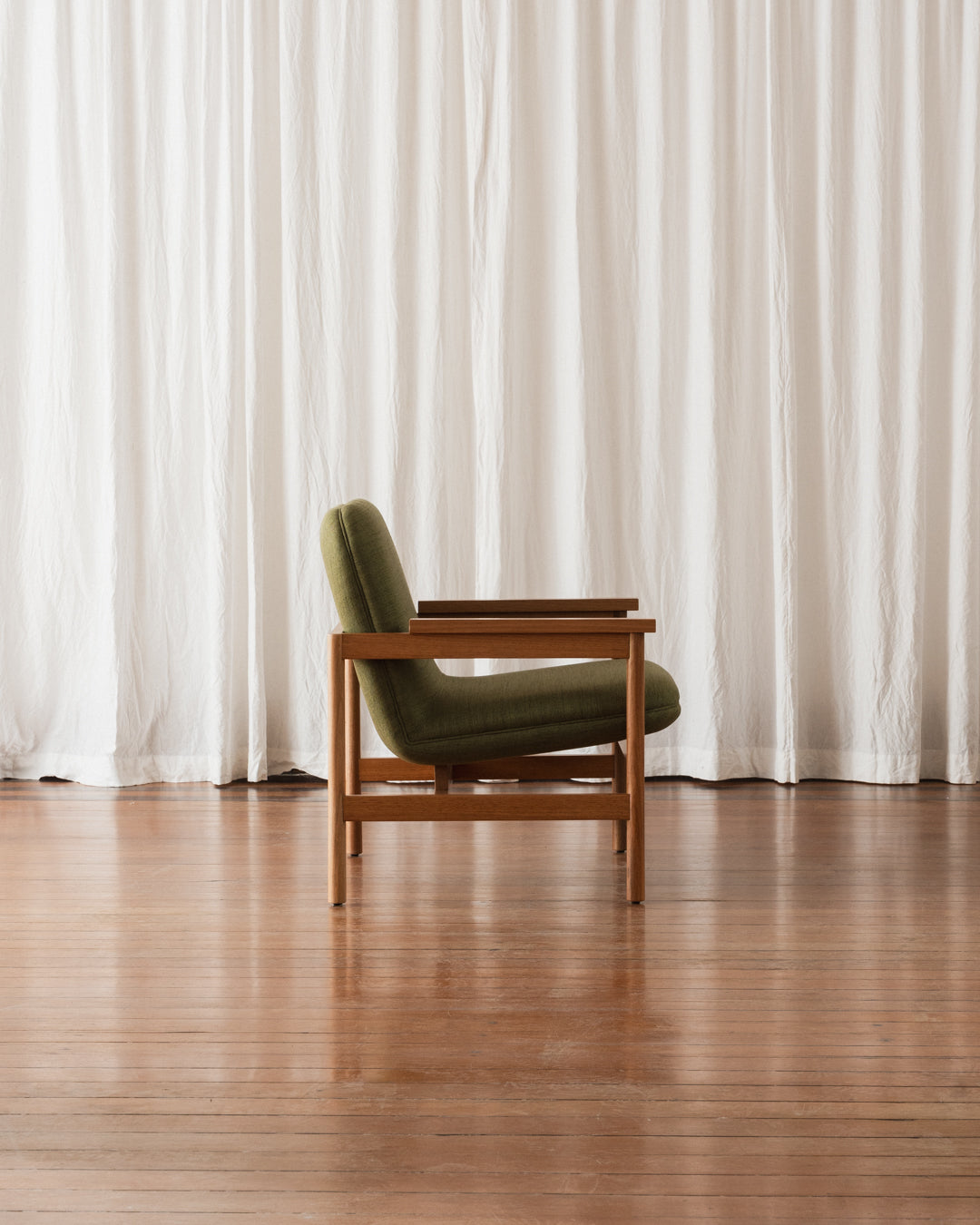 Poltrona com braços Lourdes – Estofada (Em Estoque)