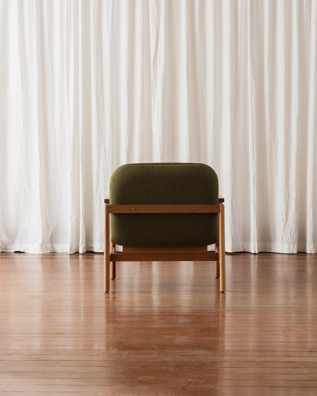 Poltrona com braços Lourdes – Estofada (Em Estoque)