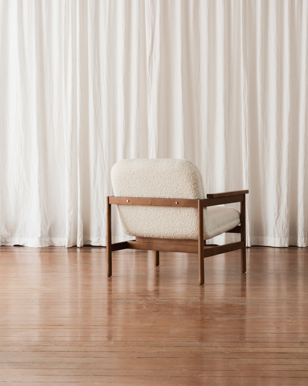 Poltrona com braços Lourdes – Estofada (Em Estoque)