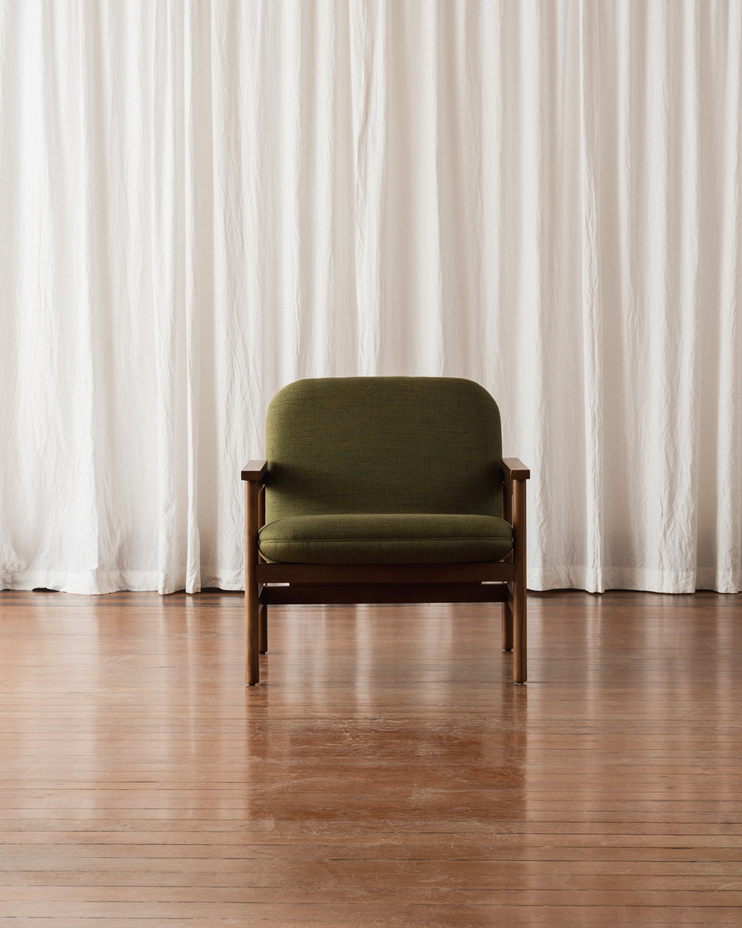 Poltrona com braços Lourdes – Estofada