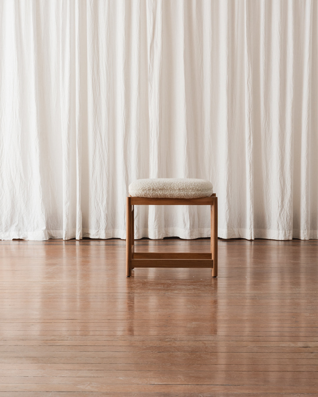 Banqueta Lourdes - Estofada (Em estoque)