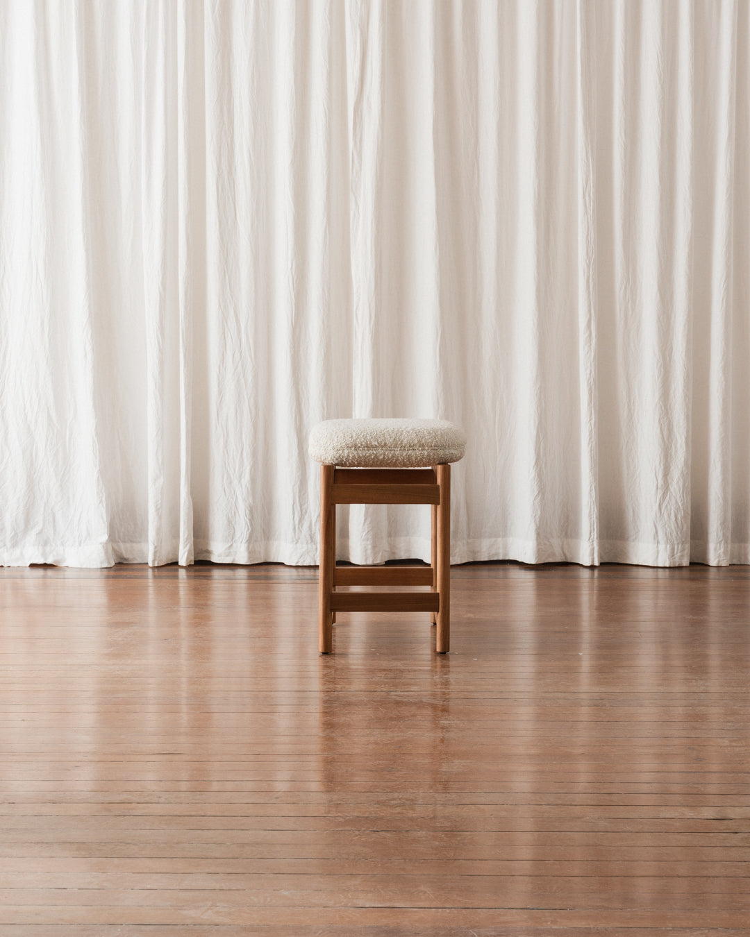 Banqueta Lourdes - Estofada (Em estoque)