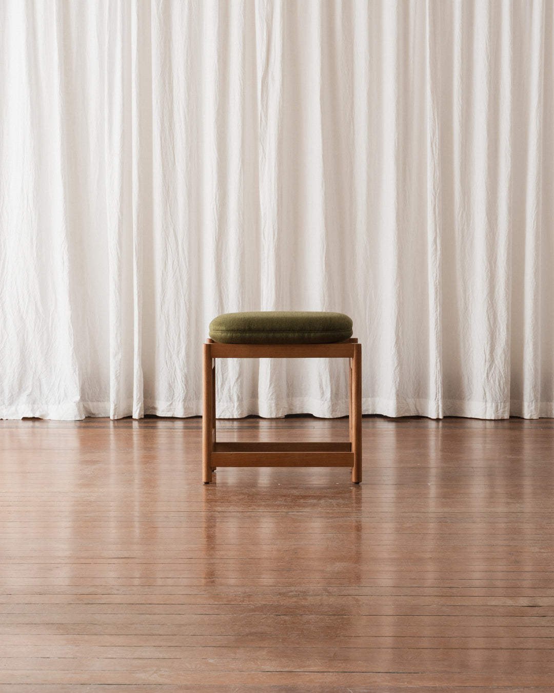 Banqueta Lourdes - Estofada (Em estoque)