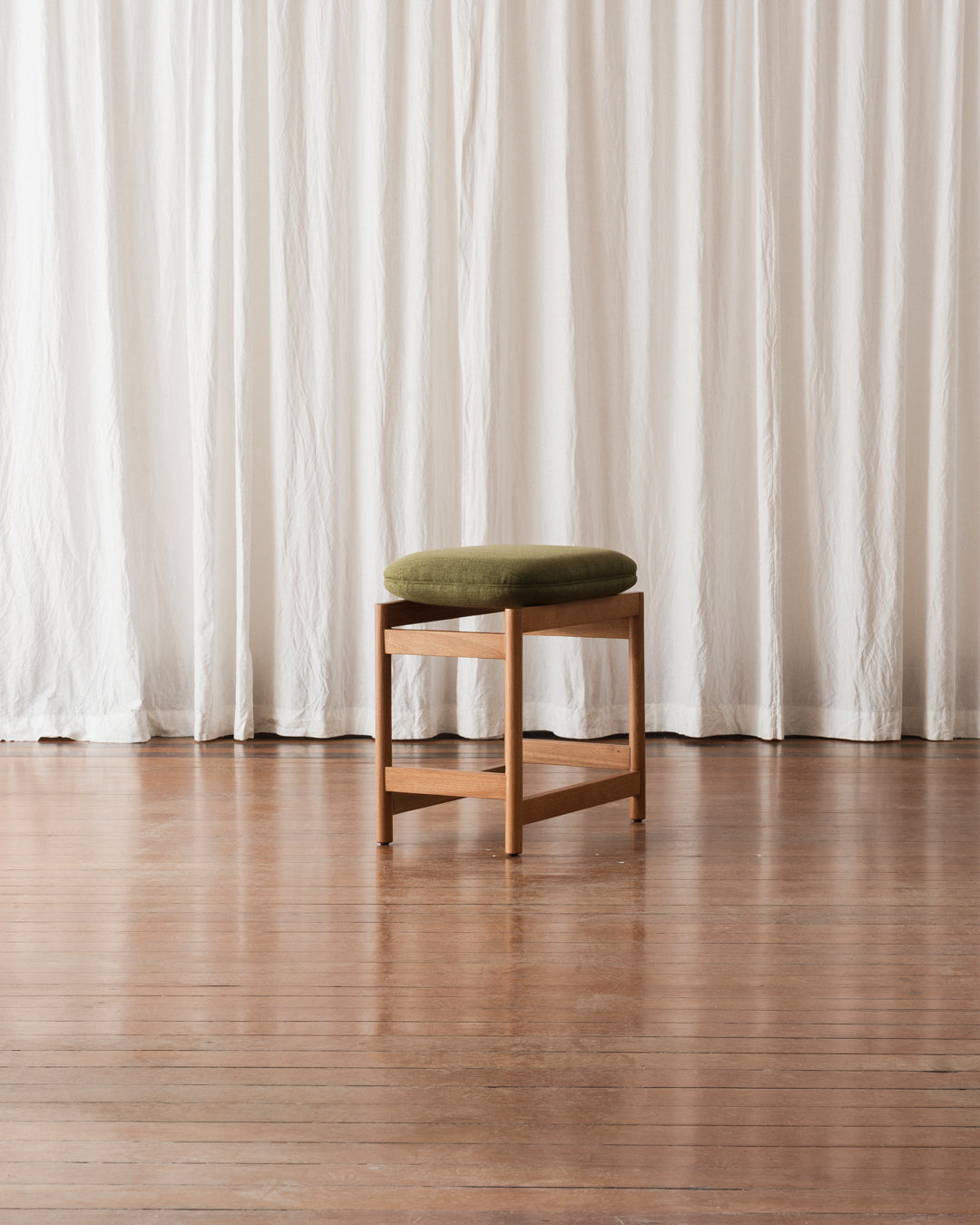 Banqueta Lourdes - Estofada (Em estoque)