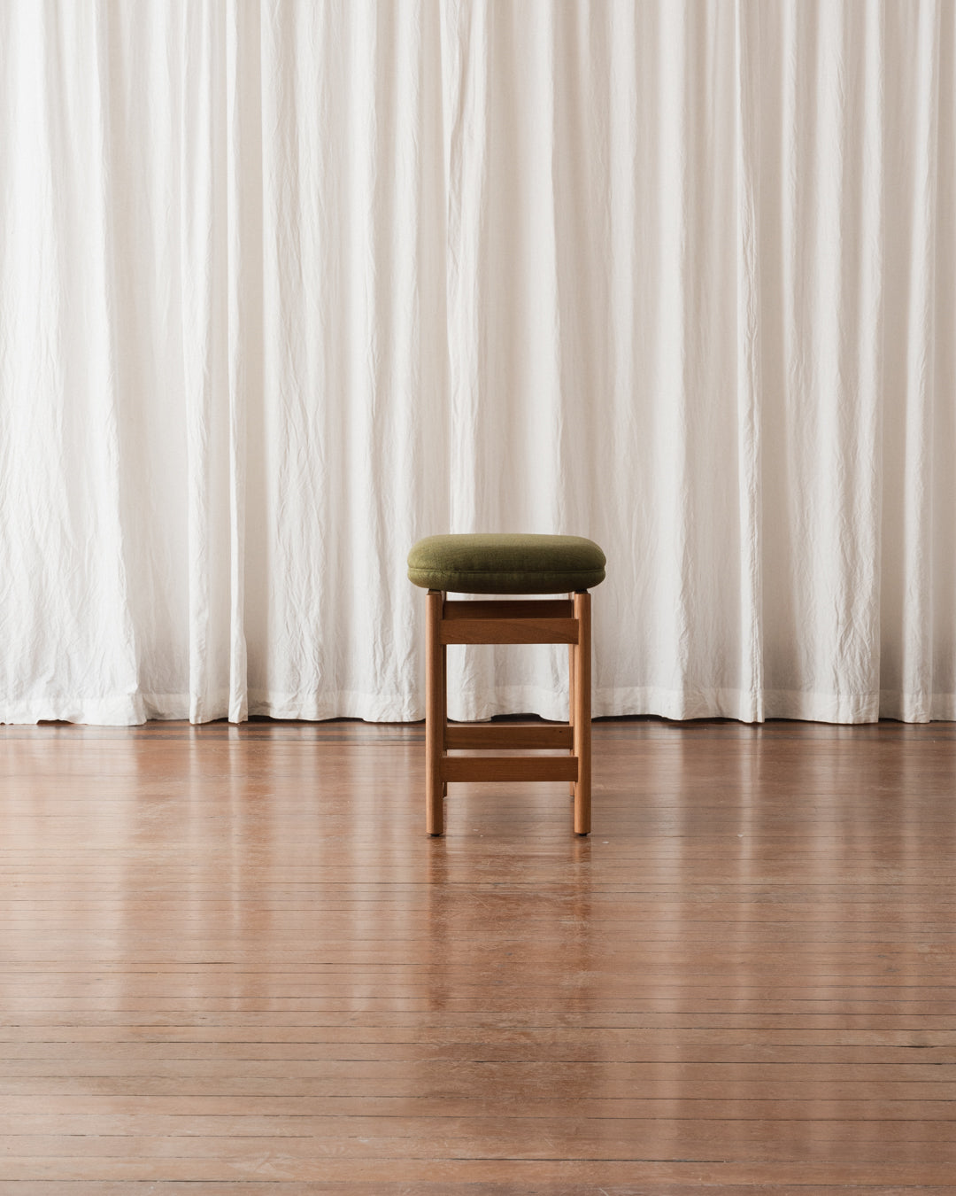 Banqueta Lourdes - Estofada (Em estoque)