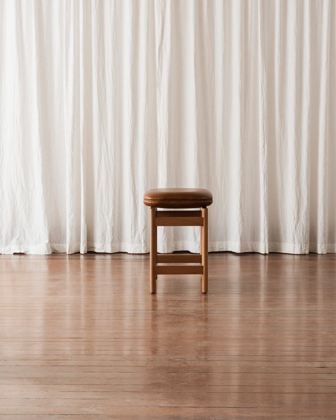 Banqueta Lourdes - Estofada (Em estoque)