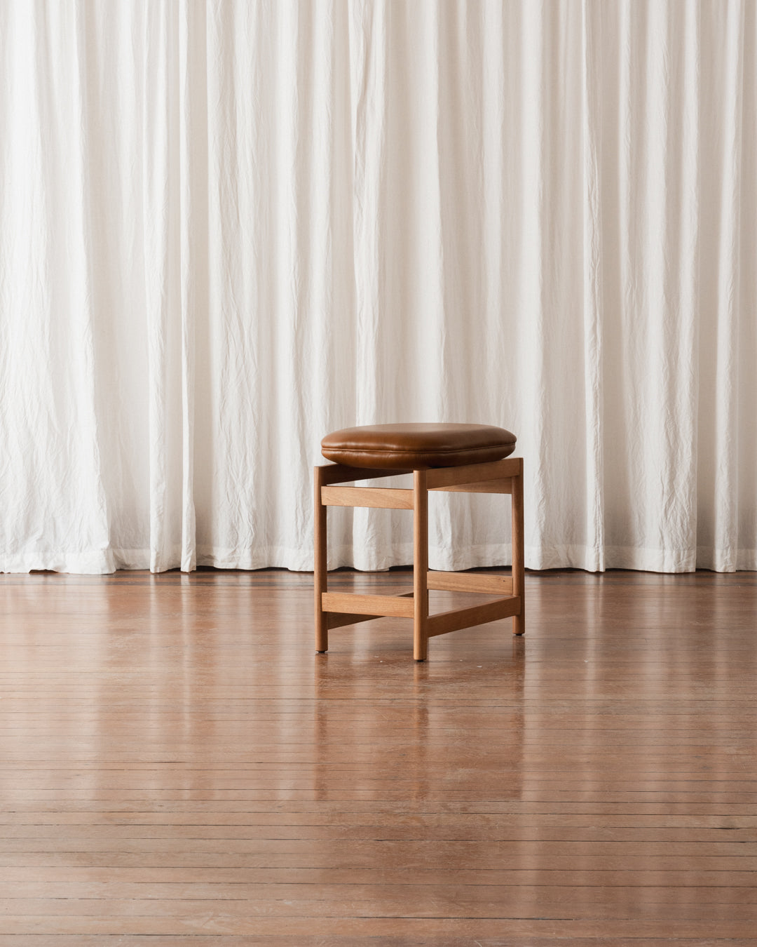 Banqueta Lourdes - Estofada (Em estoque)