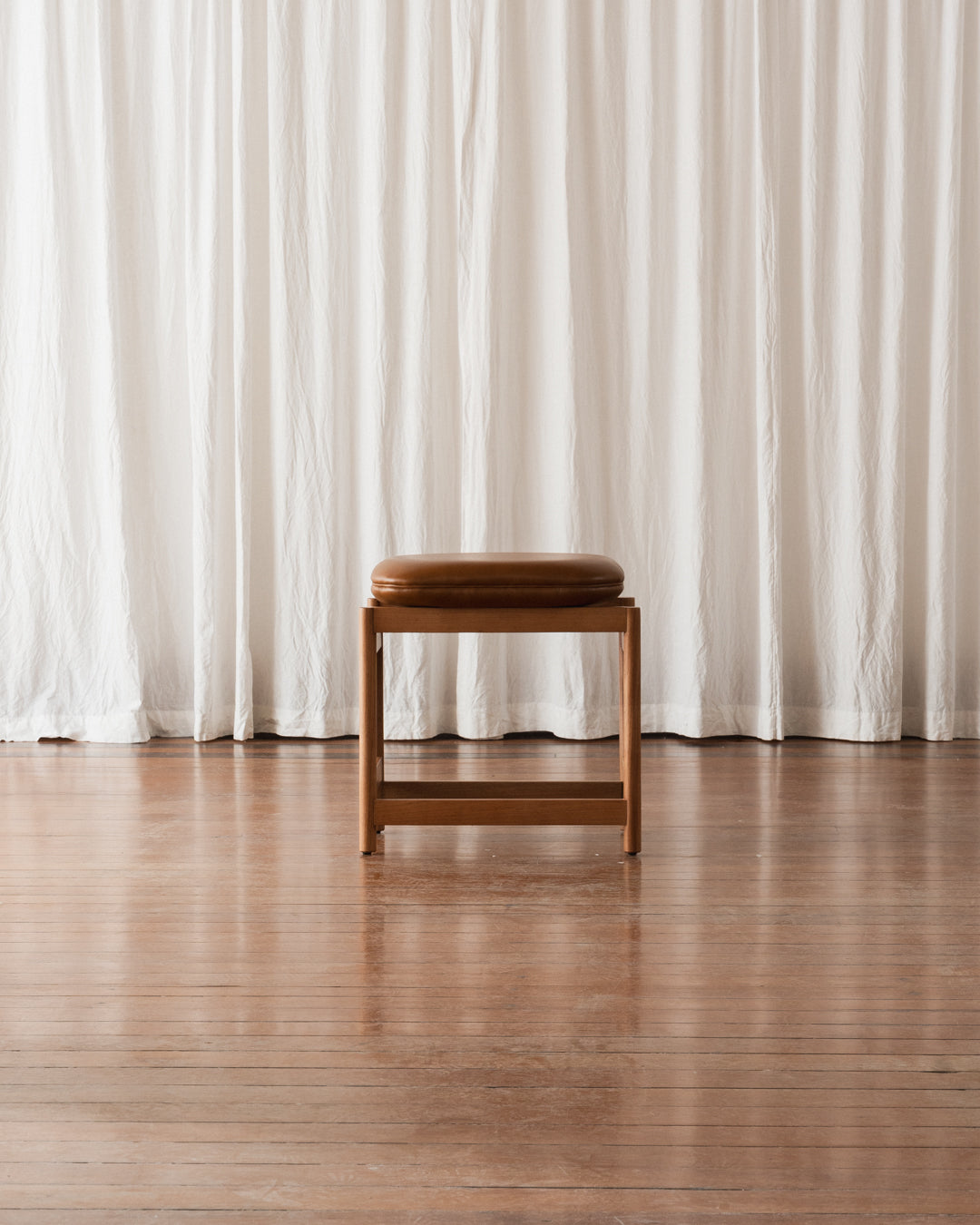 Banqueta Lourdes - Estofada (Em estoque)