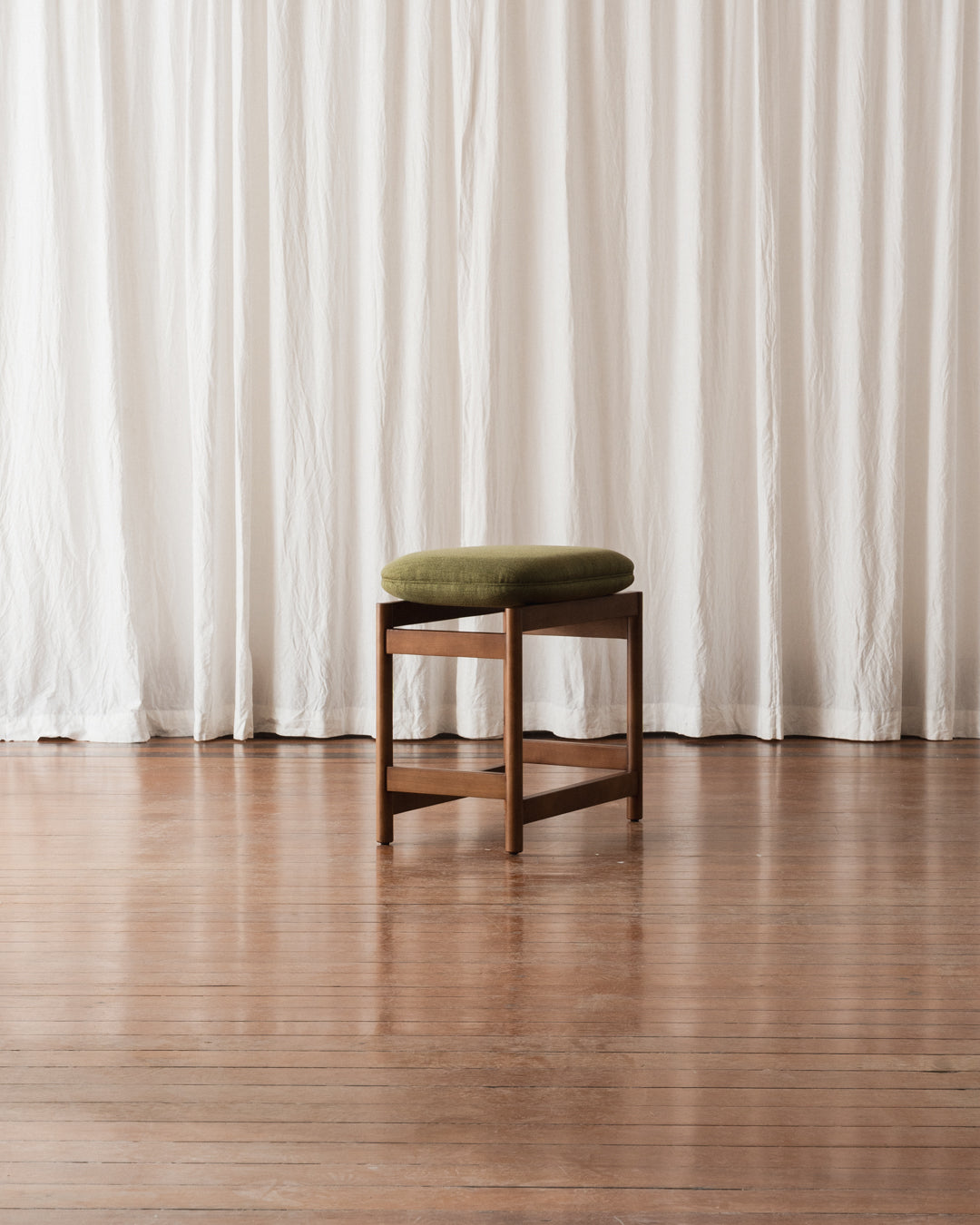 Banqueta Lourdes - Estofada (Em estoque)