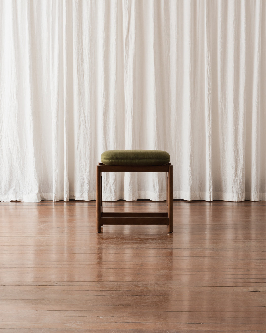 Banqueta Lourdes - Estofada (Em estoque)