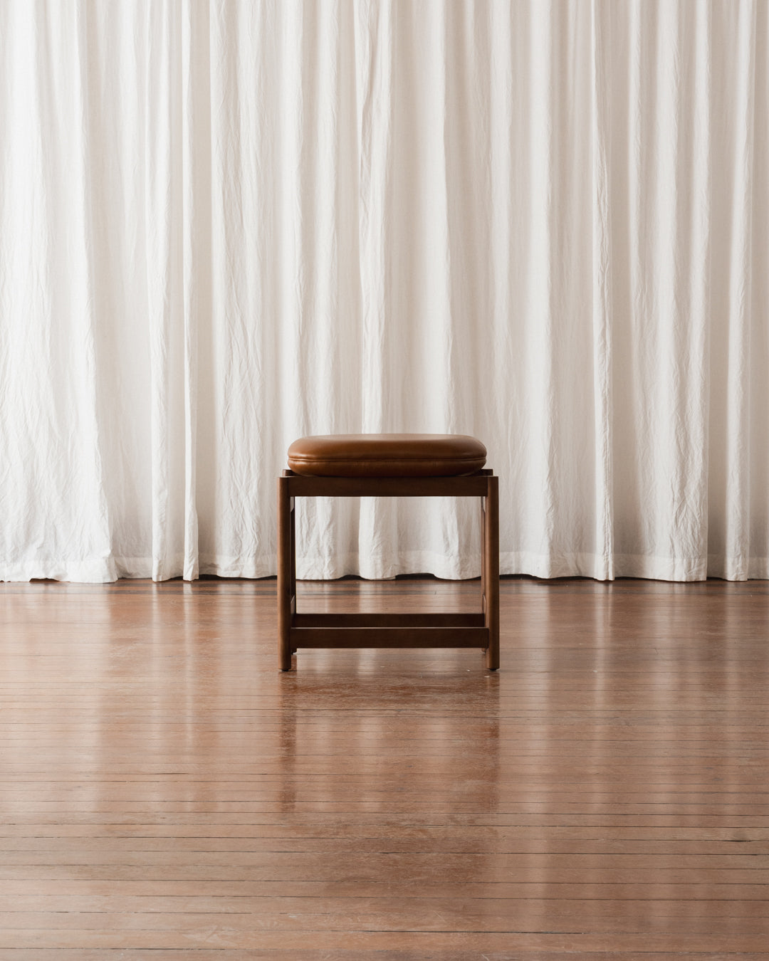 Banqueta Lourdes - Estofada (Em estoque)