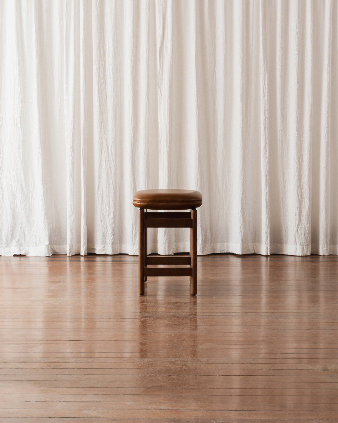 Banqueta Lourdes - Estofada (Em estoque)