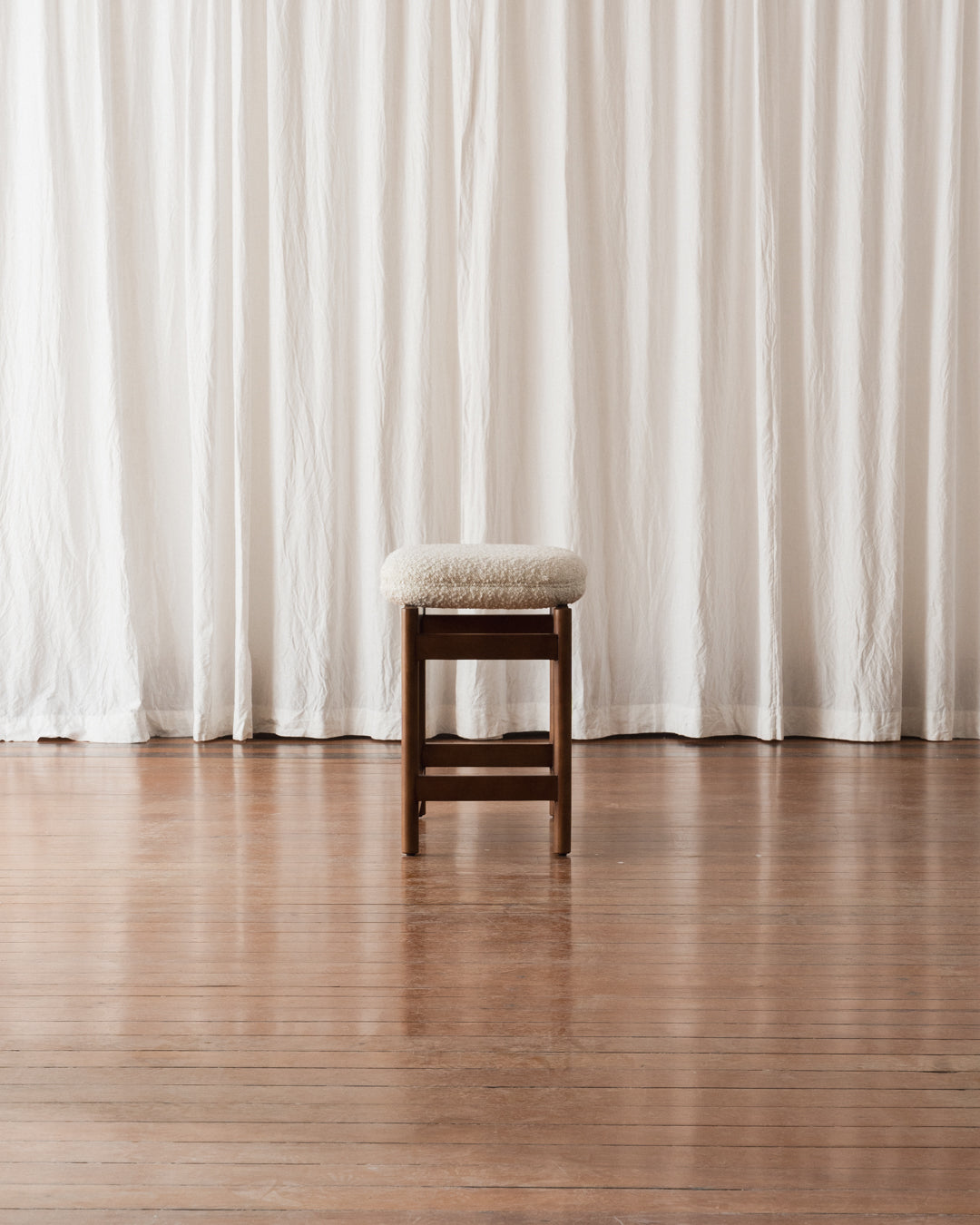 Banqueta Lourdes - Estofada (Em estoque)