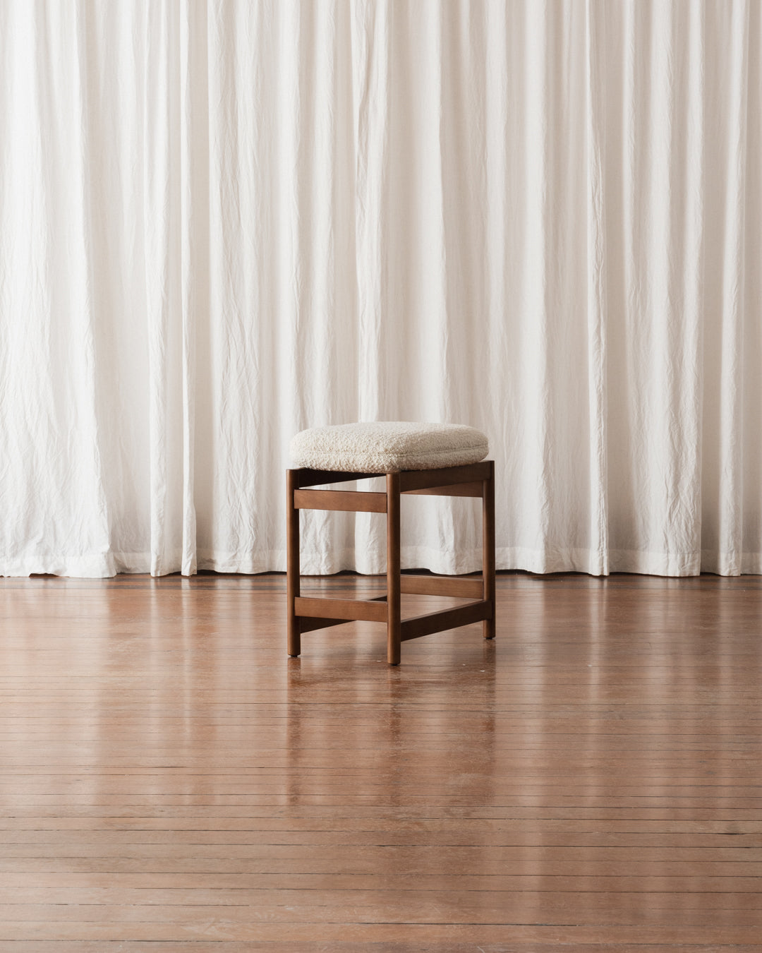 Banqueta Lourdes - Estofada (Em estoque)