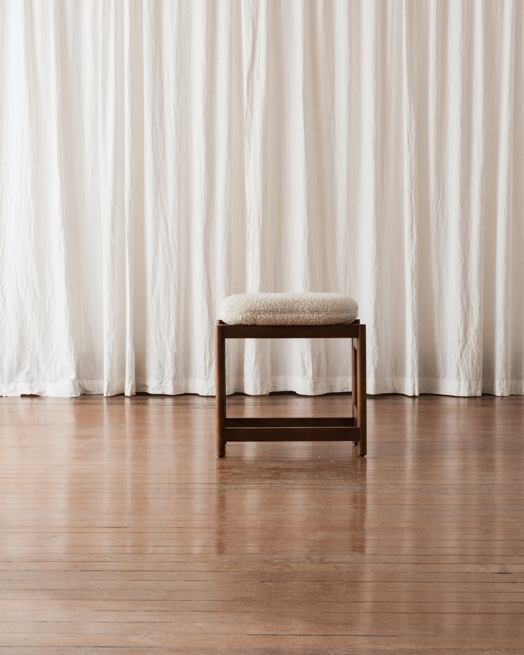 Banqueta Lourdes - Estofada (Em estoque)