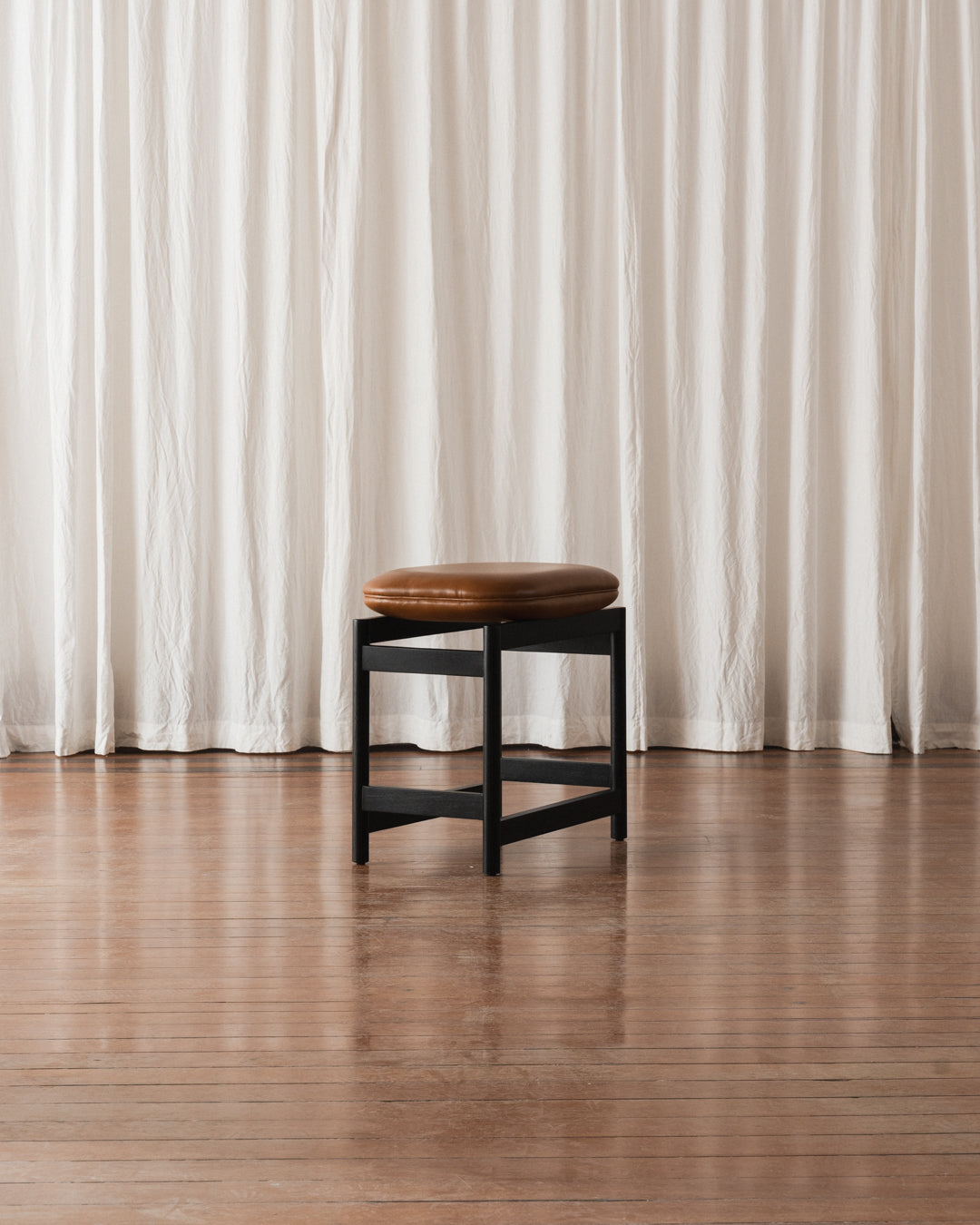 Banqueta Lourdes - Estofada (Em estoque)