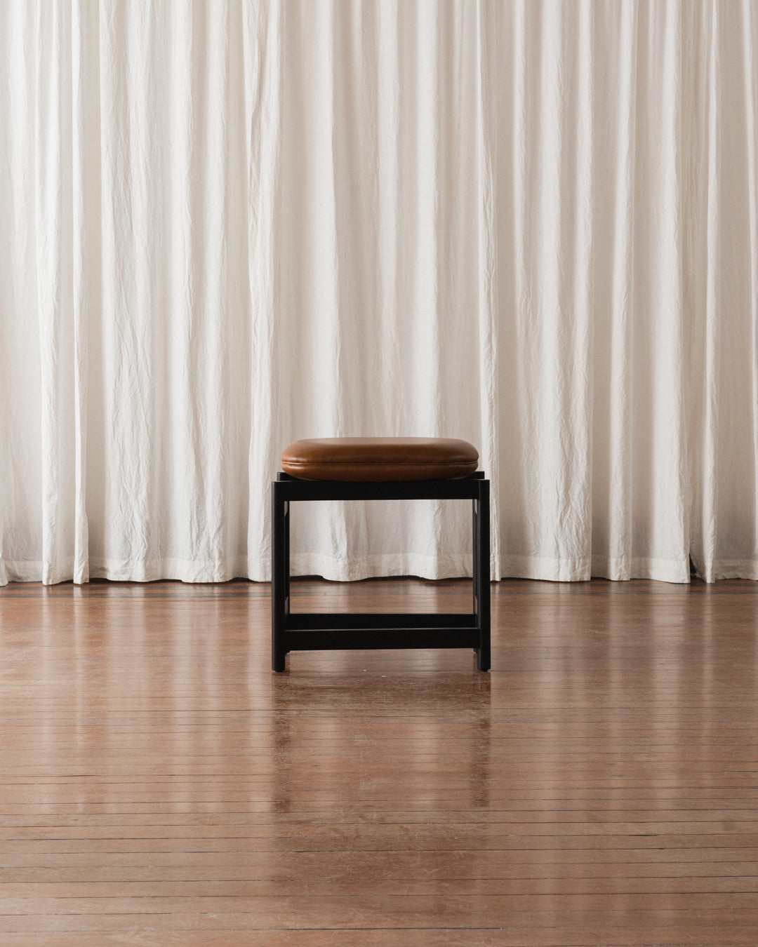 Banqueta Lourdes - Estofada (Em estoque)