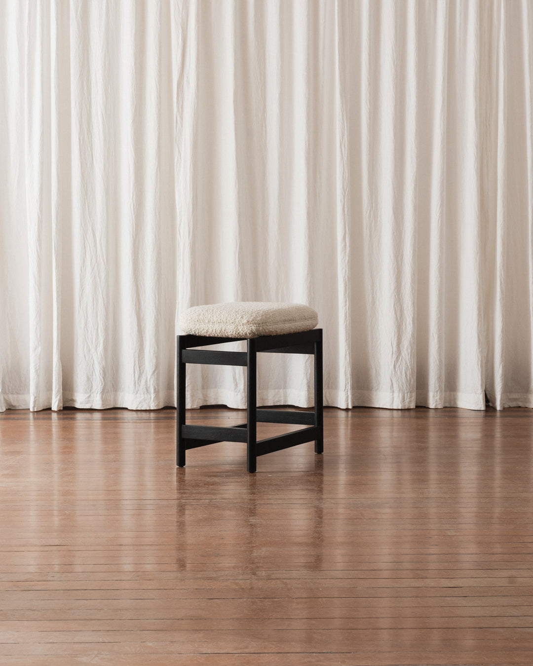 Banqueta Lourdes - Estofada (Em estoque)