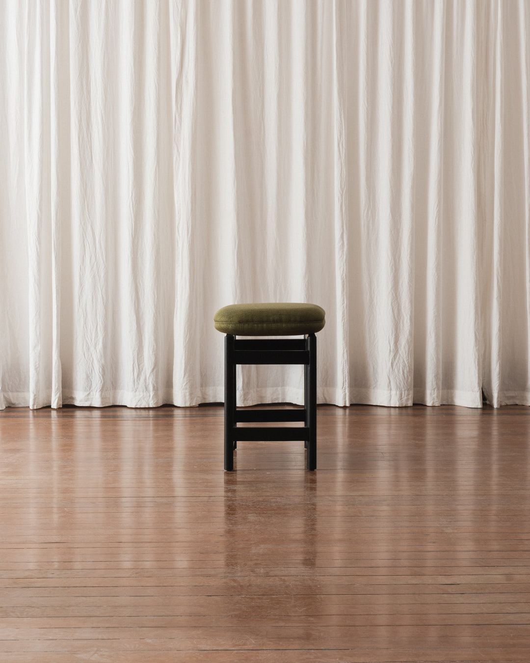 Banqueta Lourdes - Estofada (Em estoque)