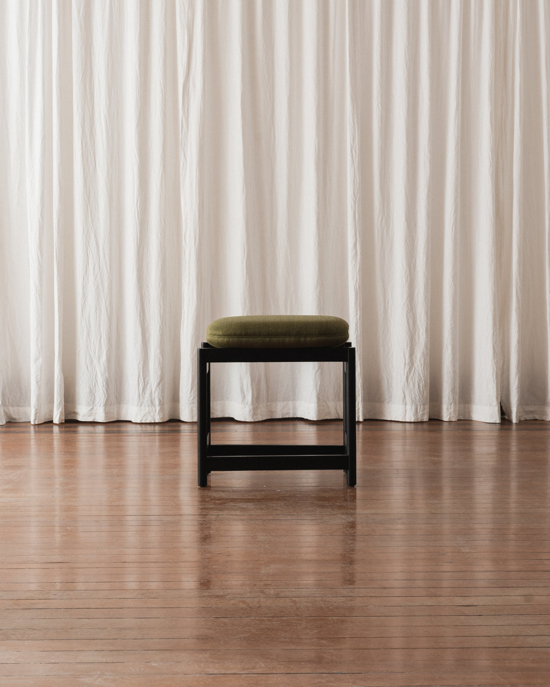 Banqueta Lourdes - Estofada (Em estoque)