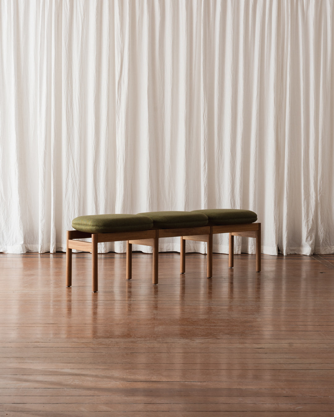 Banco 3 lugares - Estofado (Em estoque)