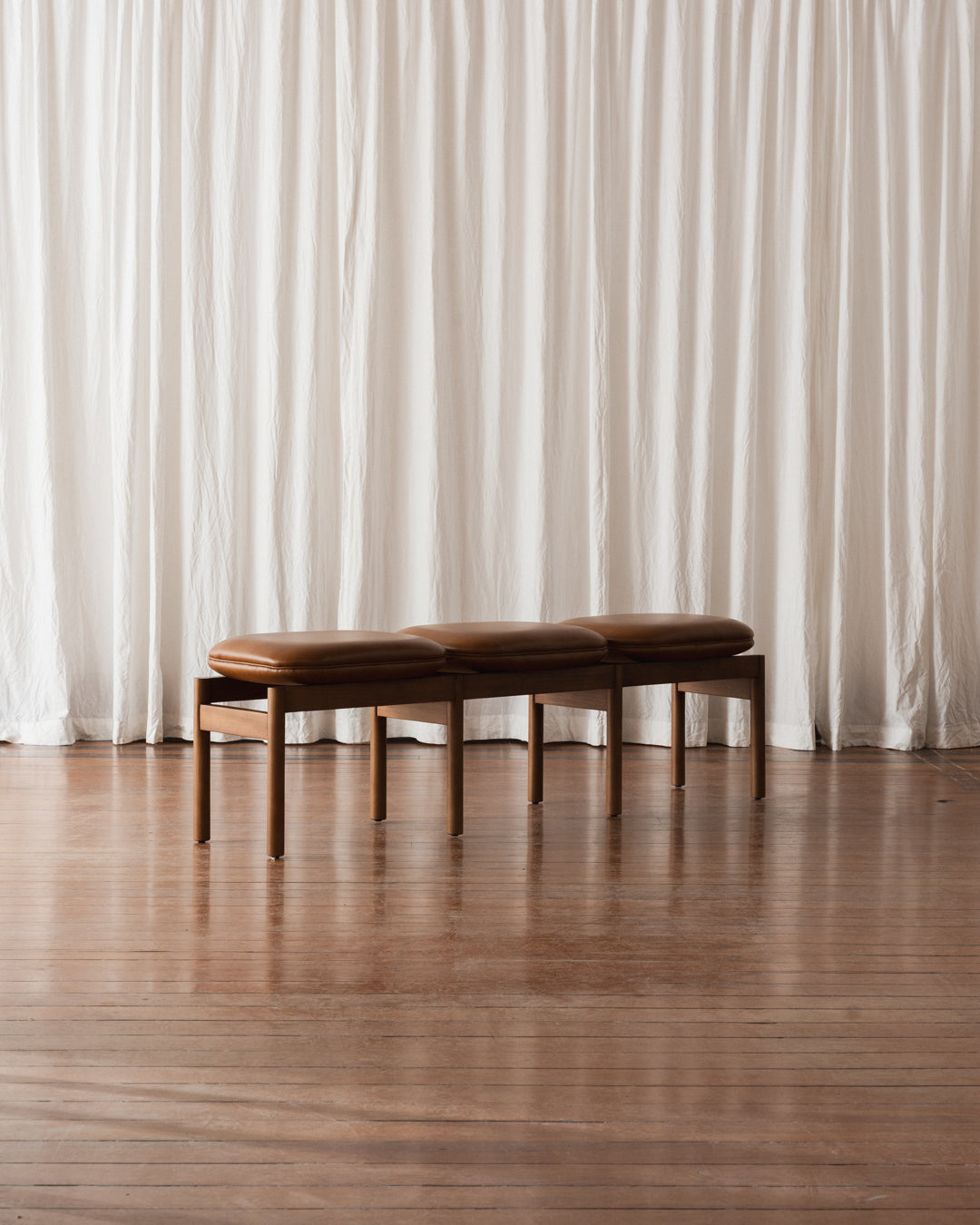 Banco 3 lugares - Estofado (Em estoque)