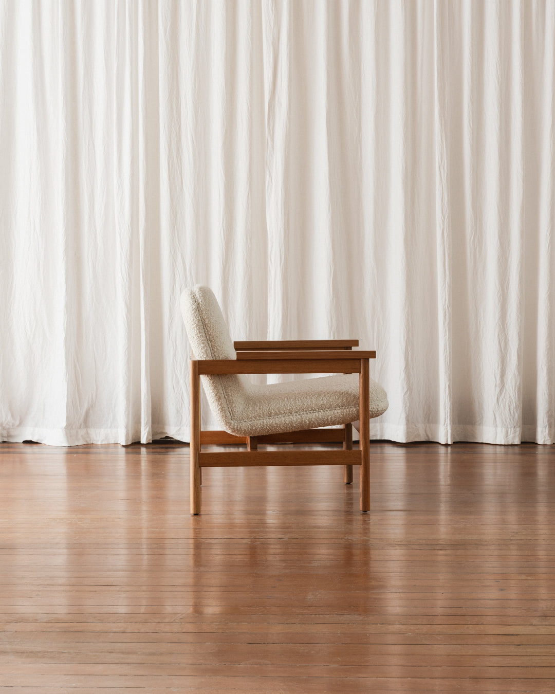 Poltrona com braços Lourdes – Estofada