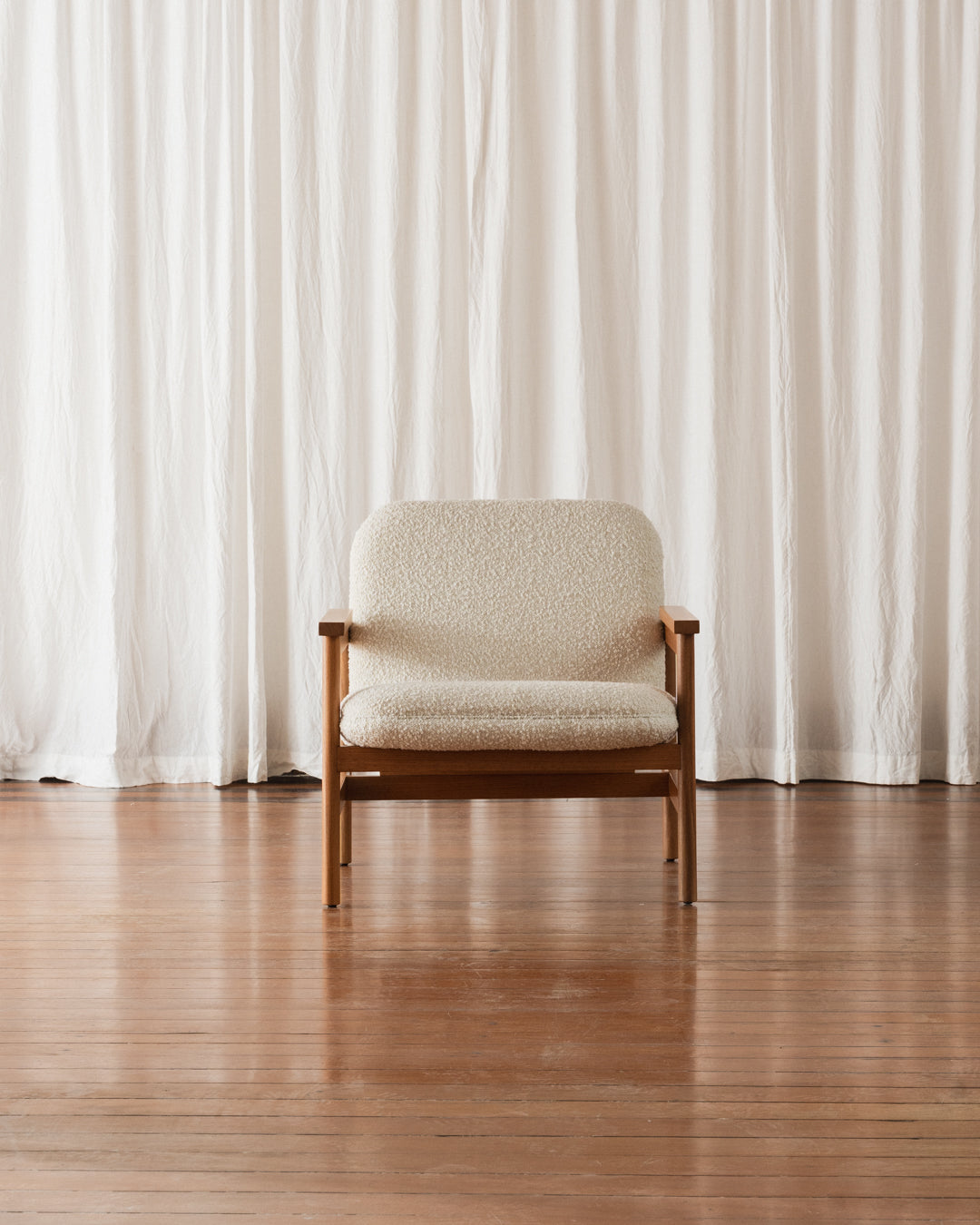 Poltrona com braços Lourdes – Estofada