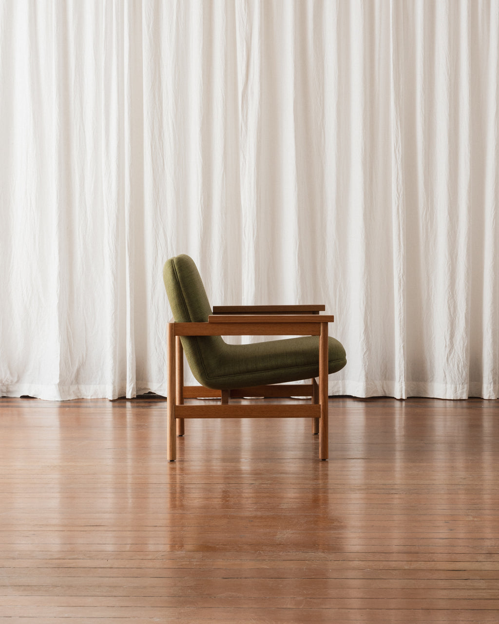 Poltrona com braços Lourdes – Estofada