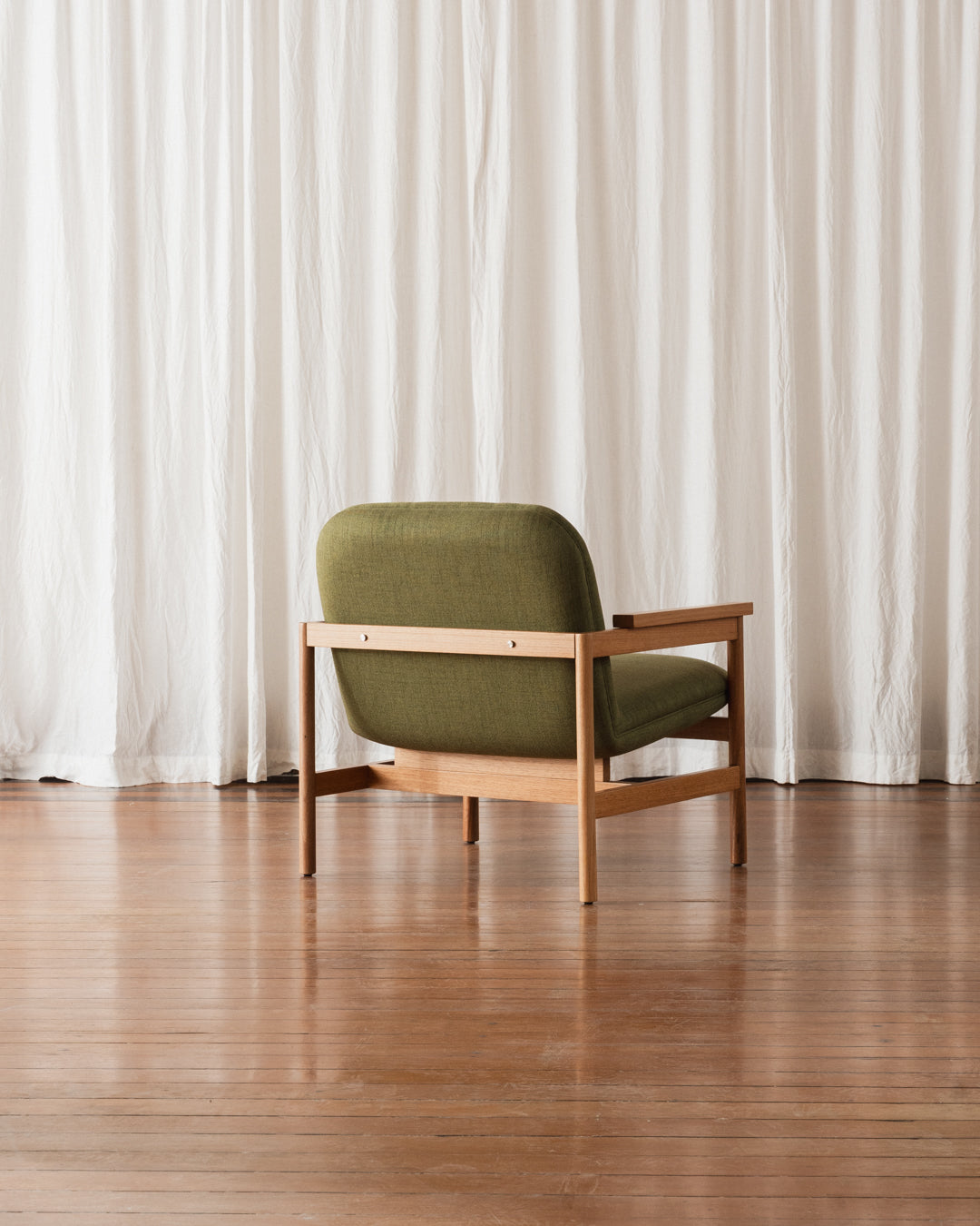 Poltrona com braços Lourdes – Estofada