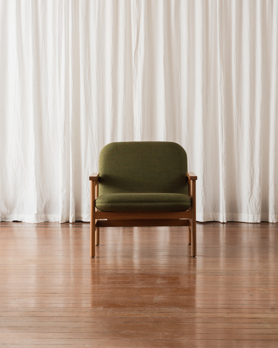 Poltrona com braços Lourdes – Estofada