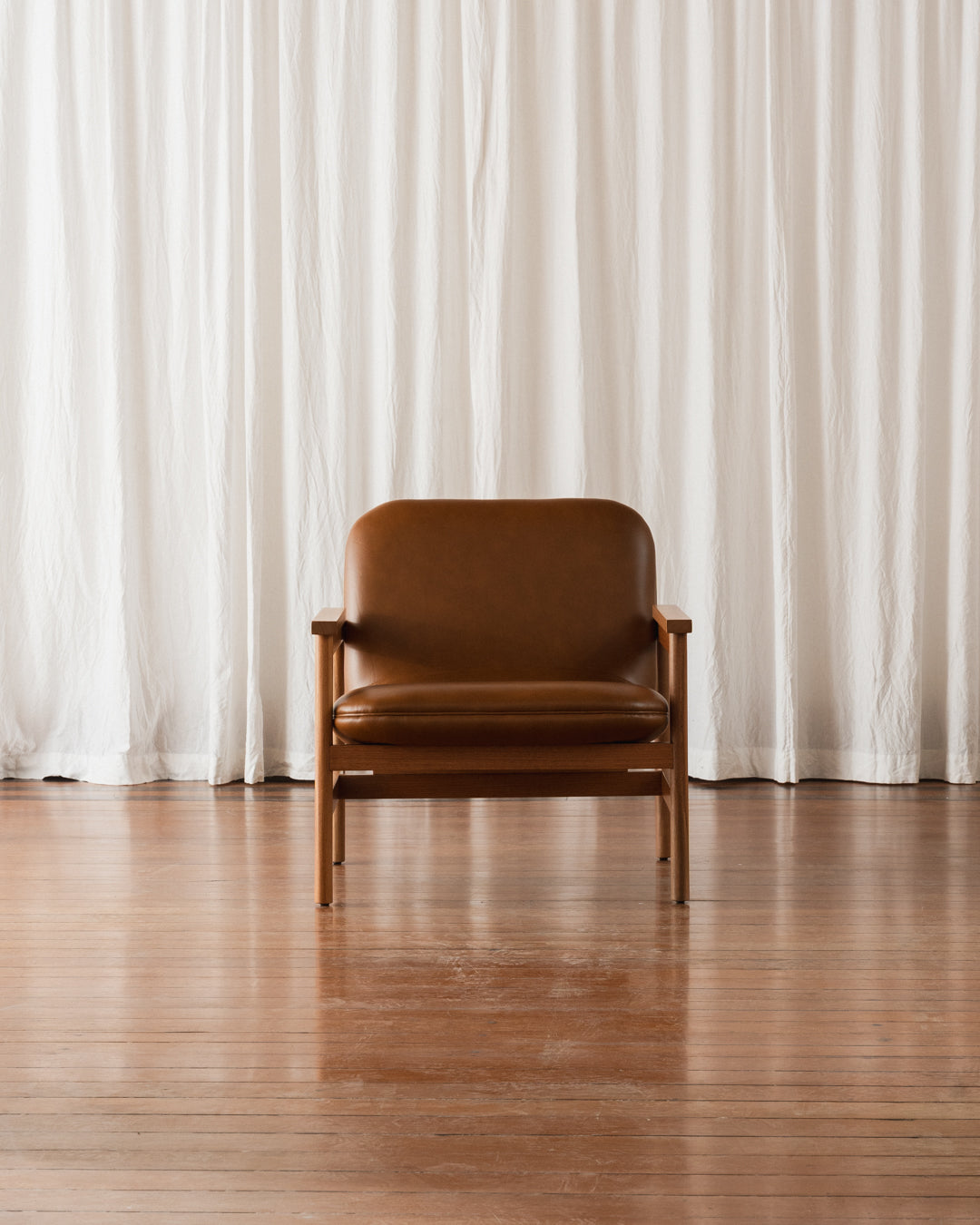 Poltrona com braços Lourdes – Estofada