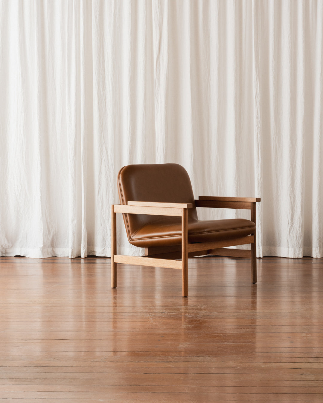 Poltrona com braços Lourdes – Estofada