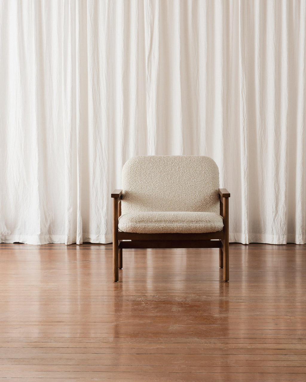 Poltrona com braços Lourdes – Estofada