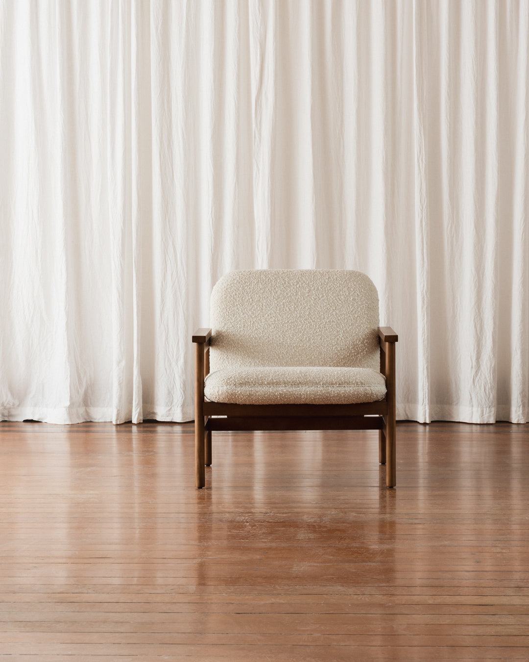 Poltrona com braços Lourdes – Estofada