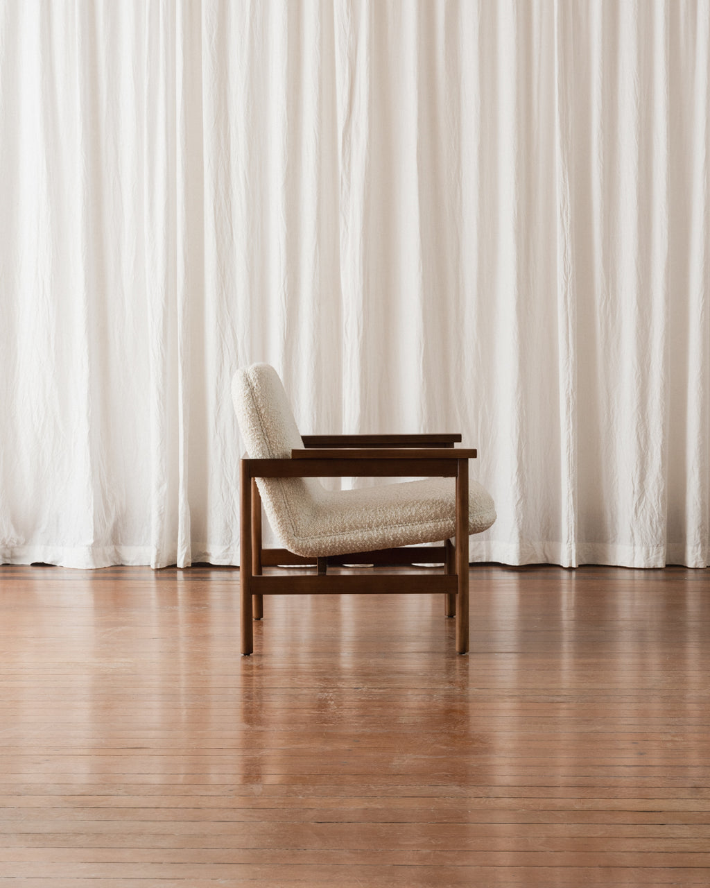 Poltrona com braços Lourdes – Estofada