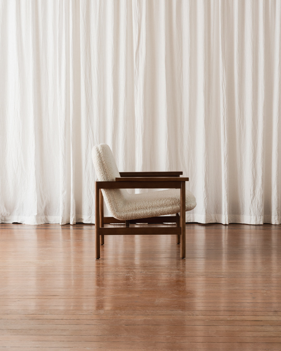 Poltrona com braços Lourdes – Estofada