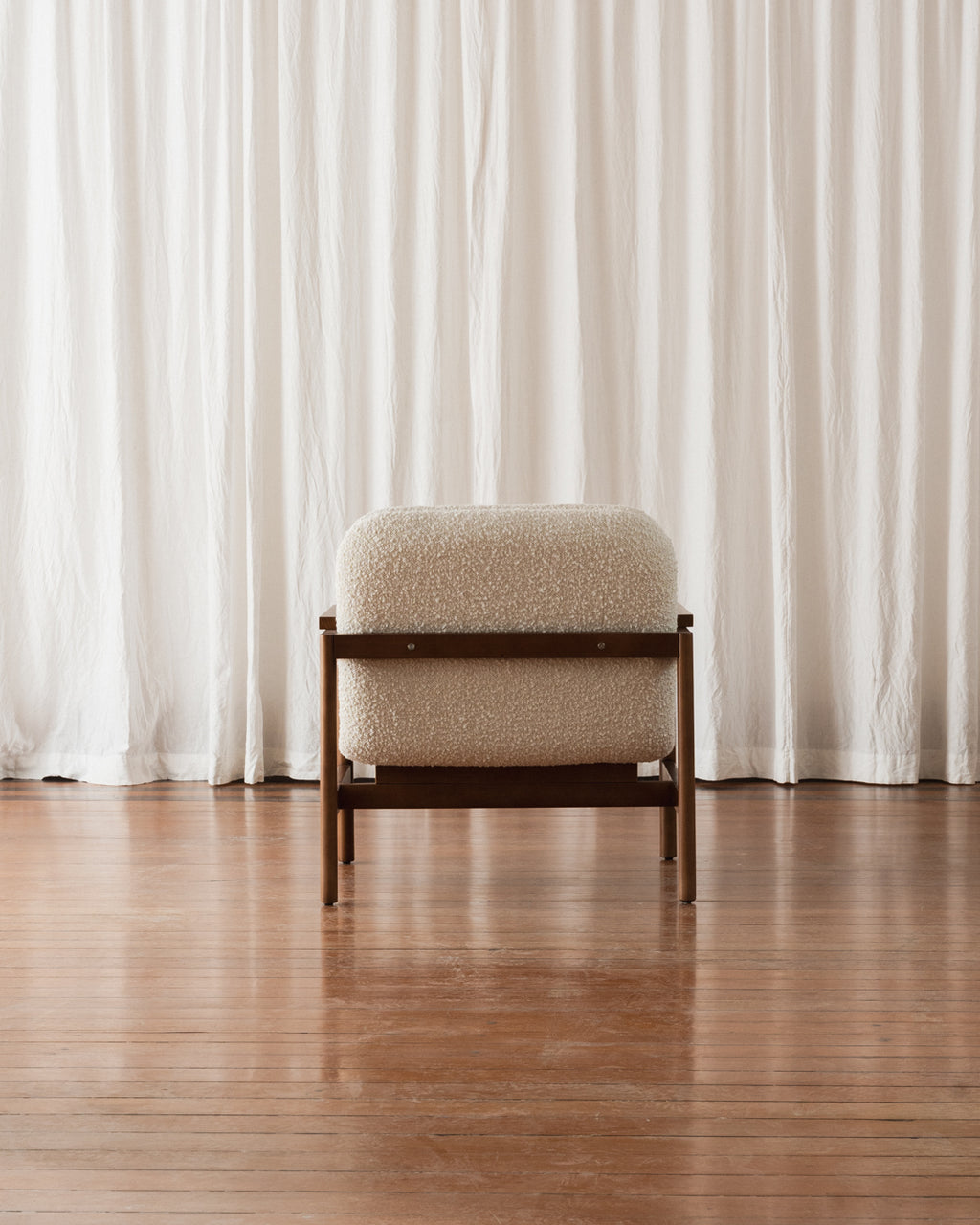 Poltrona com braços Lourdes – Estofada