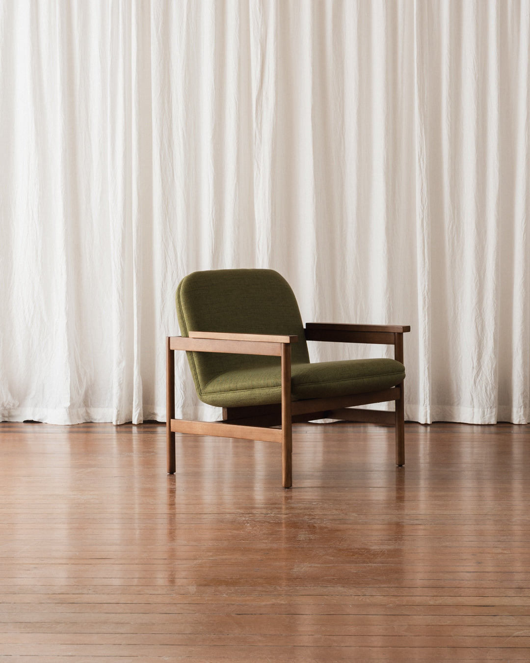 Poltrona com braços Lourdes – Estofada