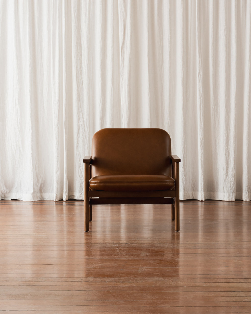 Poltrona com braços Lourdes – Estofada