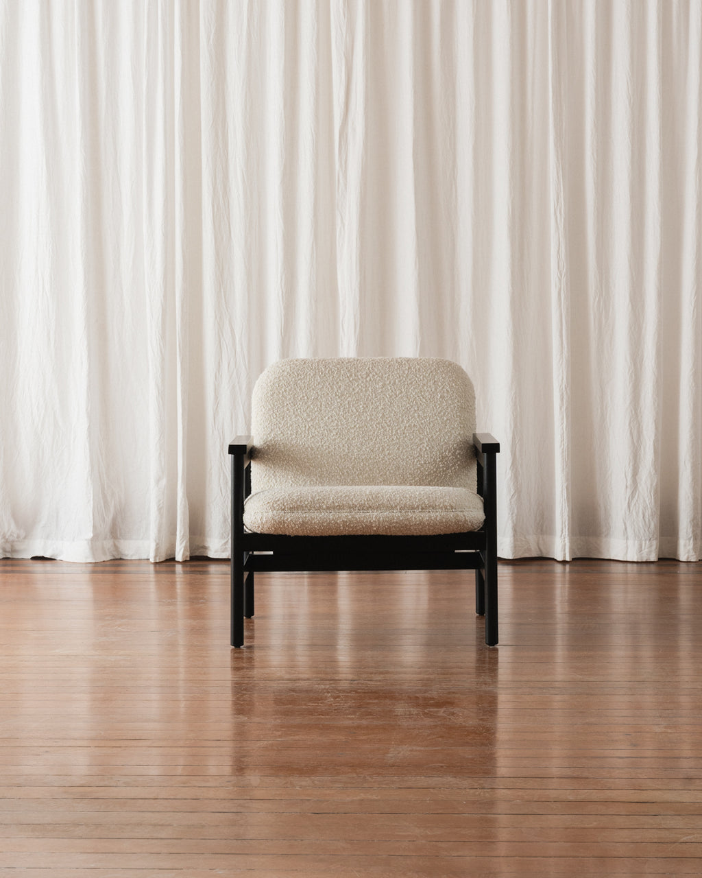 Poltrona com braços Lourdes – Estofada