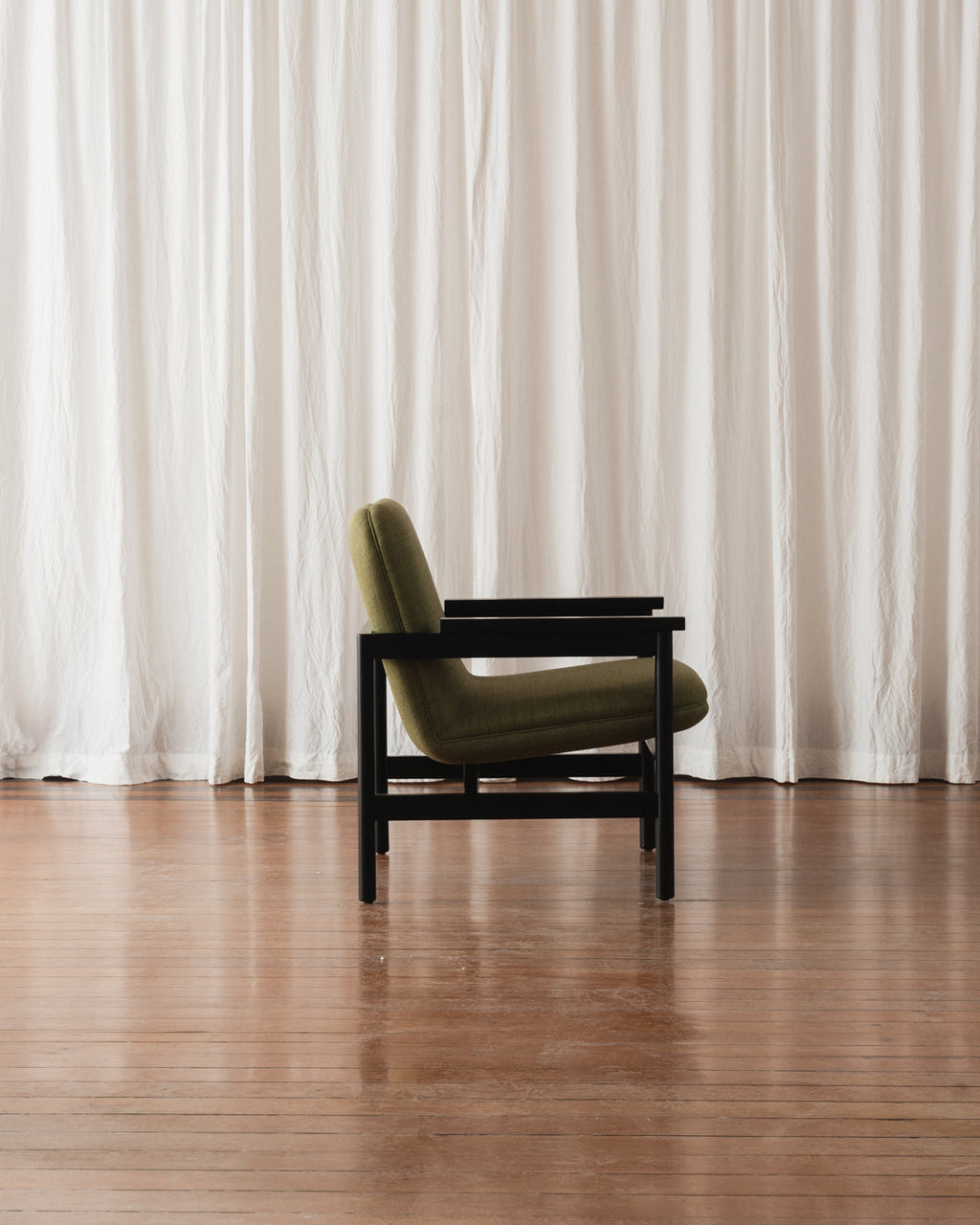 Poltrona com braços Lourdes – Estofada