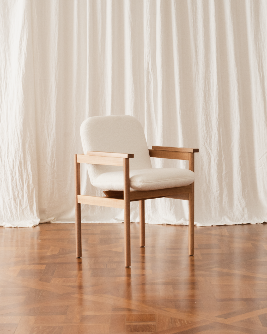 Cadeira com braços Lourdes - Estofada