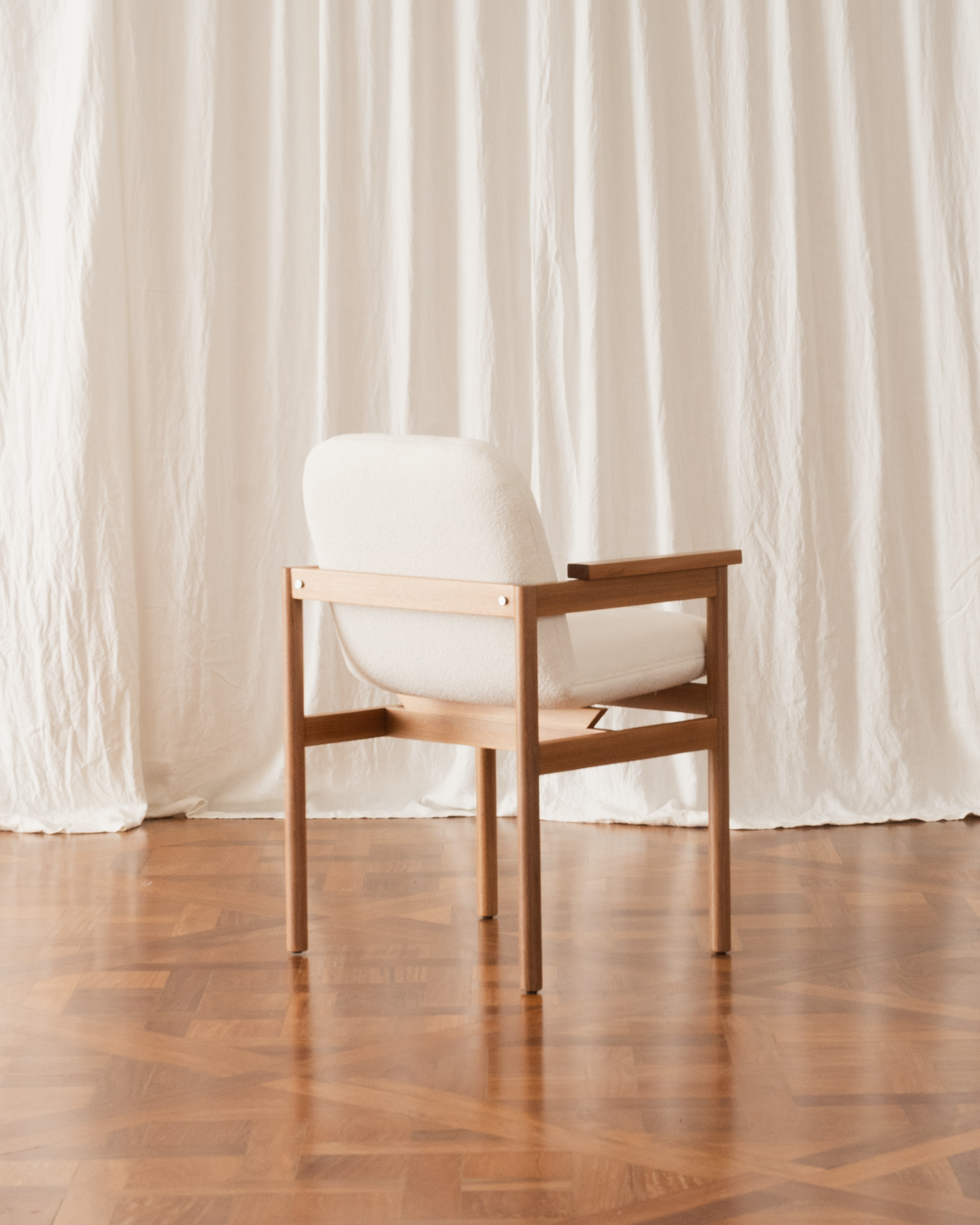 Cadeira com braços Lourdes - Estofada