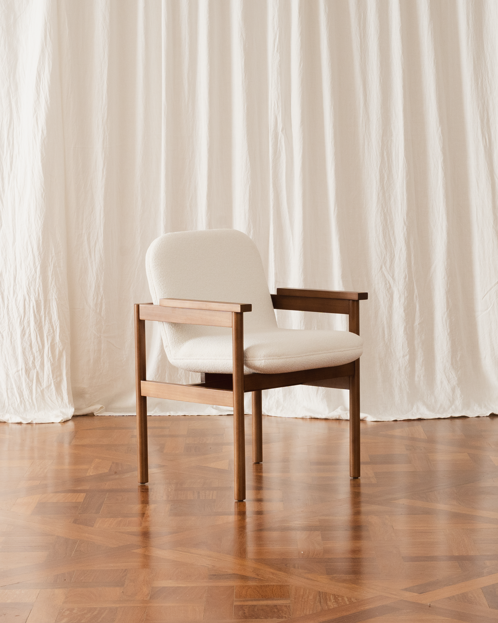 Cadeira com braços Lourdes - Estofada