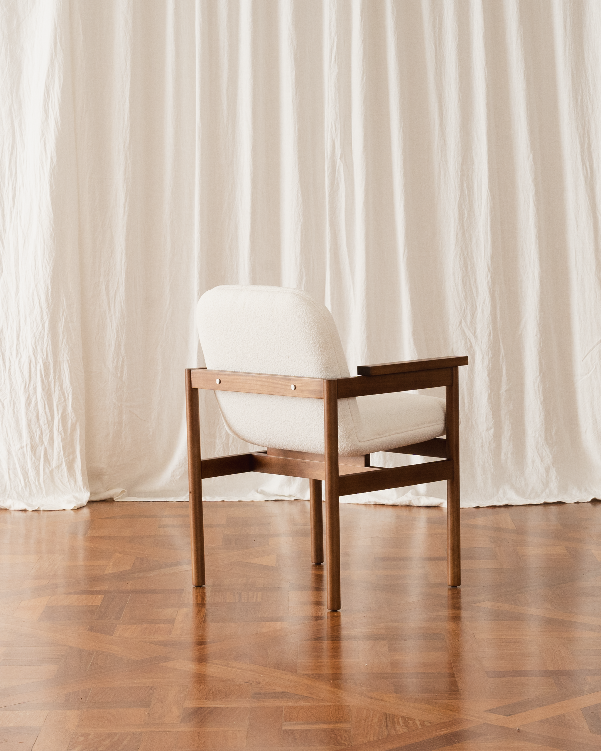 Cadeira com braços Lourdes - Estofada