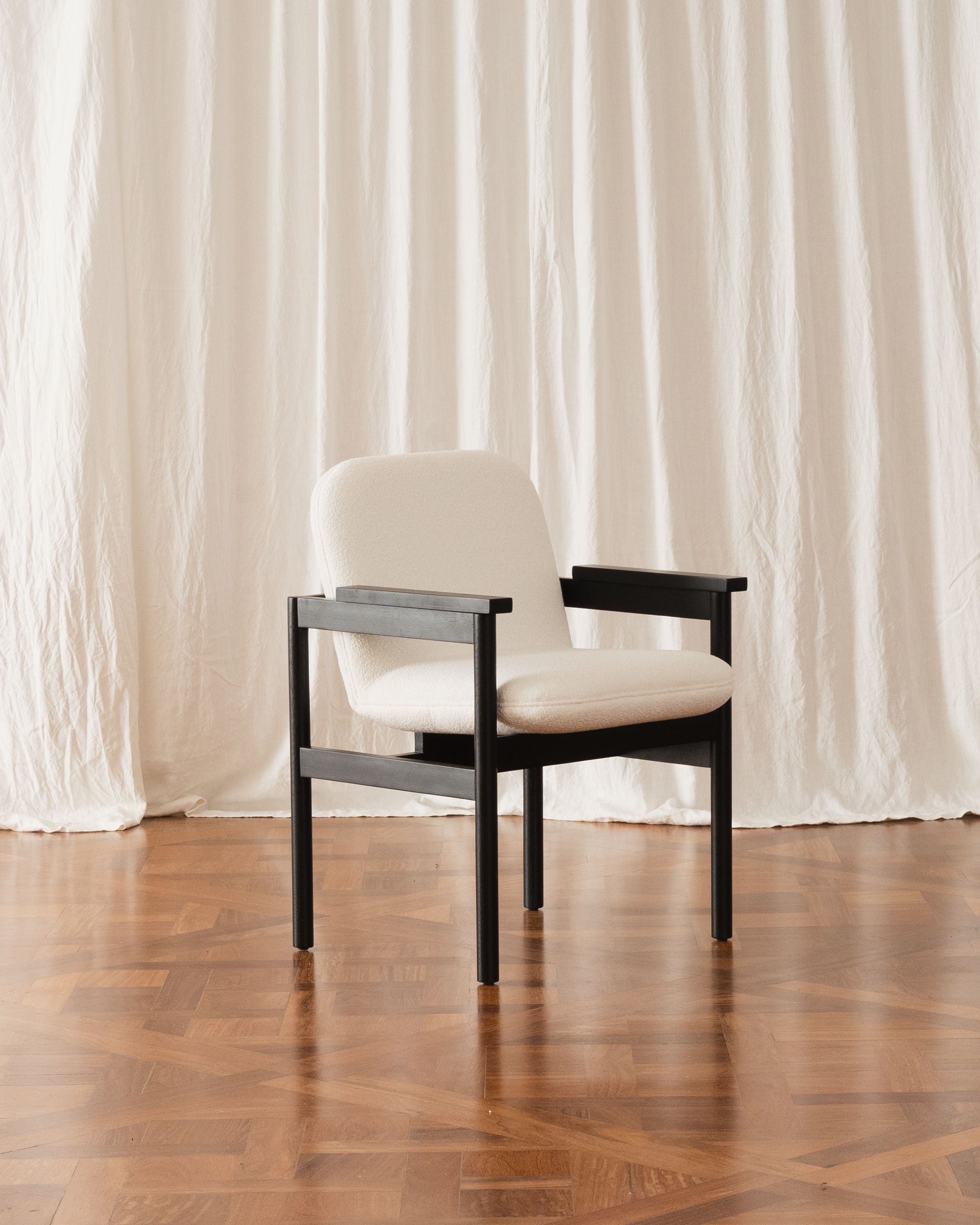 Cadeira com braços Lourdes - Estofada