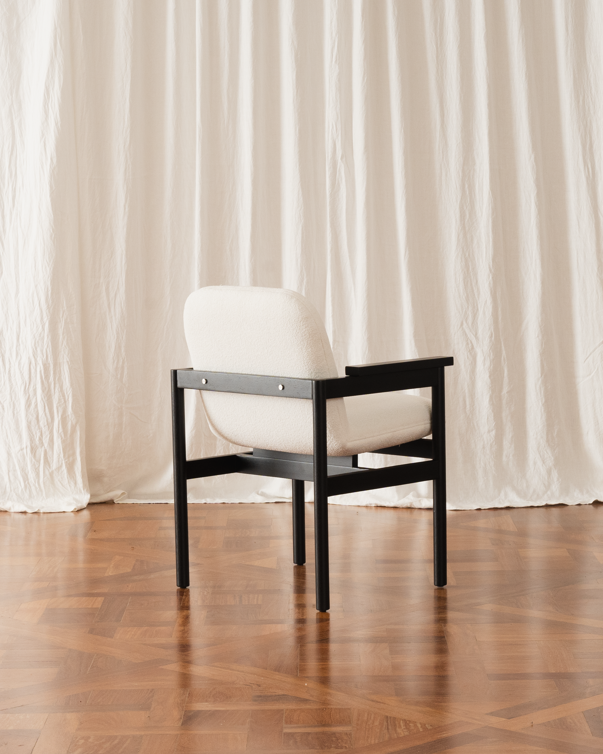 Cadeira com braços Lourdes - Estofada