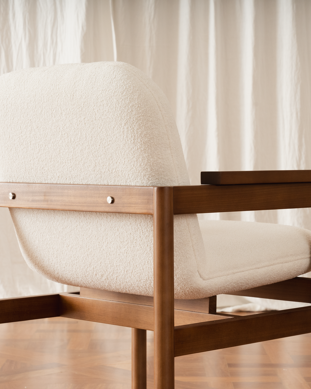 Cadeira com braços Lourdes - Estofada