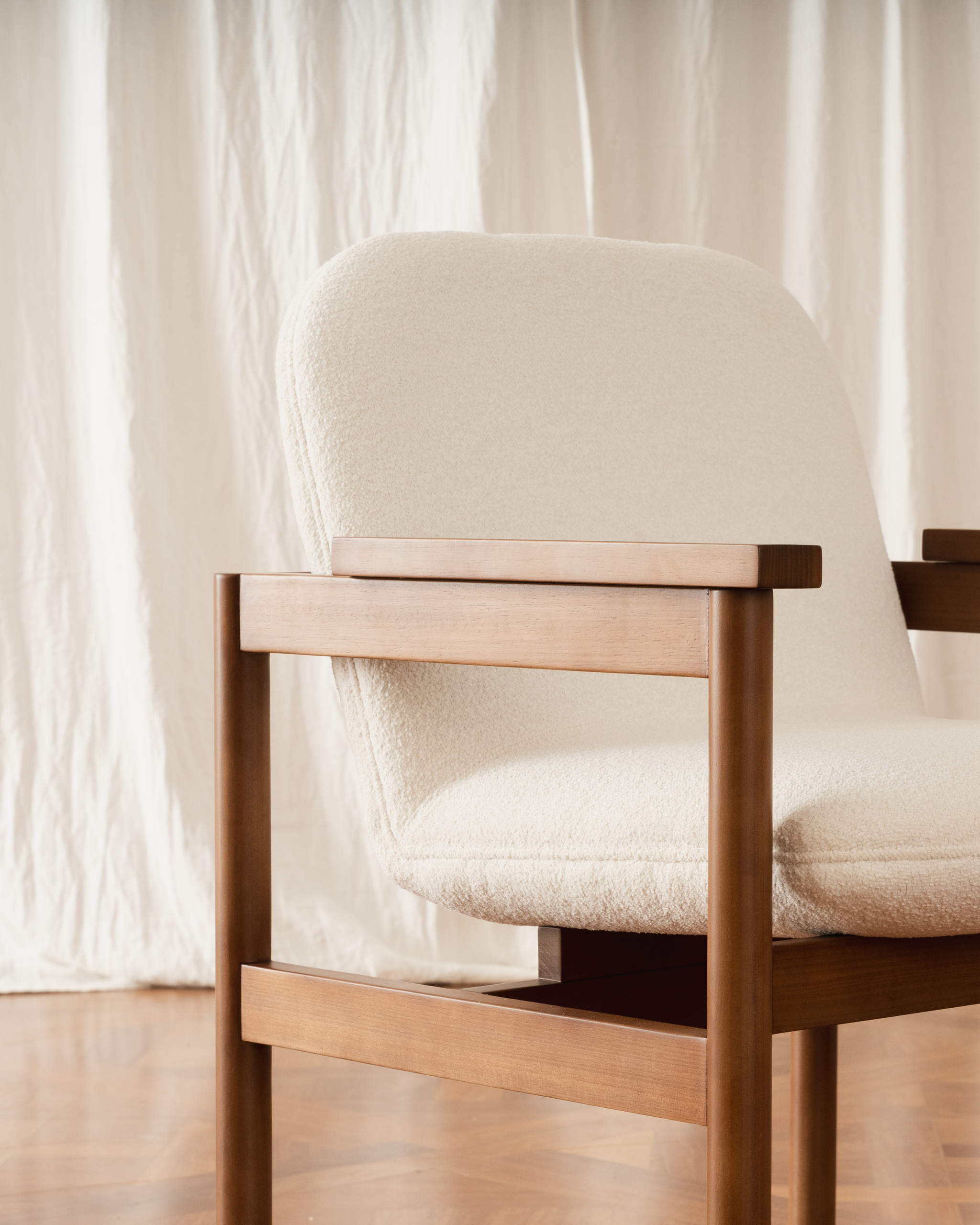 Cadeira com braços Lourdes - Estofada